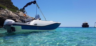 Alquiler de barco sin licencia en Ibiza pros y contras.
