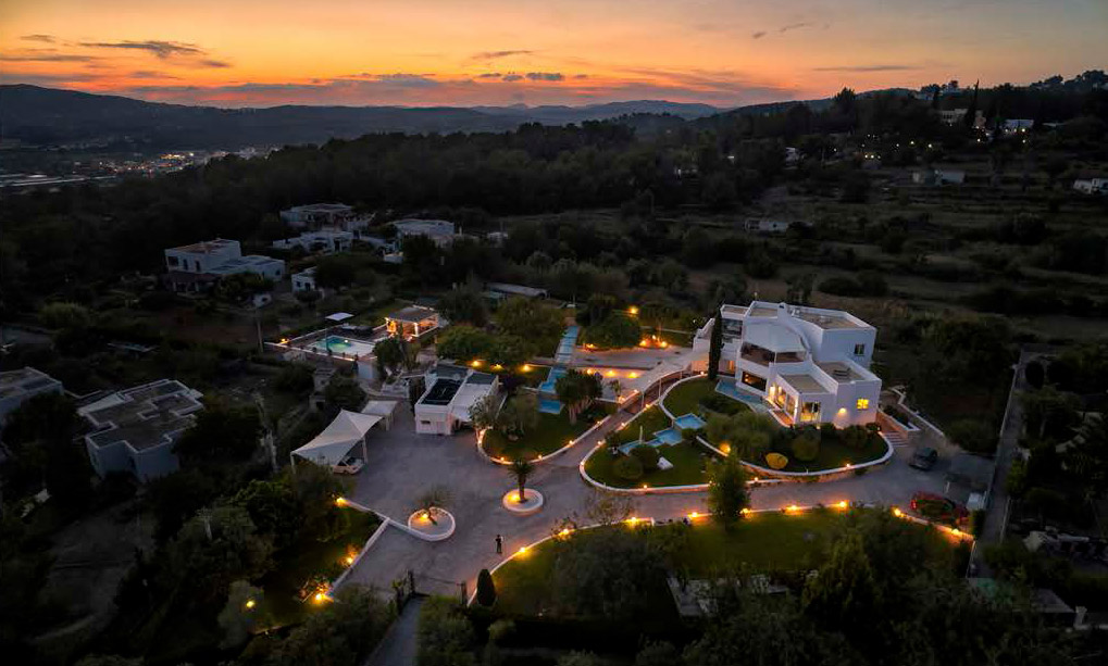 Villa de lujo en Ibiza por la Noche, en un entorno natural.