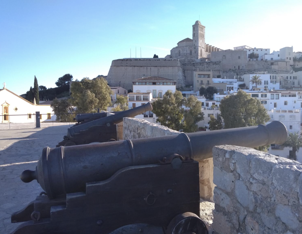 castillo de ibiza y sus cañones