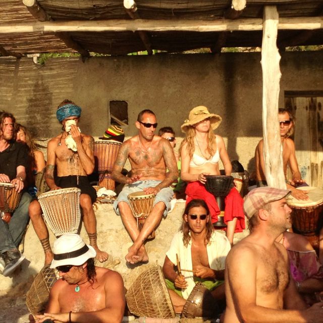 Playa de Benirras, gente tocando los tambores en le Sunset.